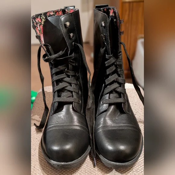 Hot Topic Black floral lined combat boots women's 11 - Picture 2 of 9